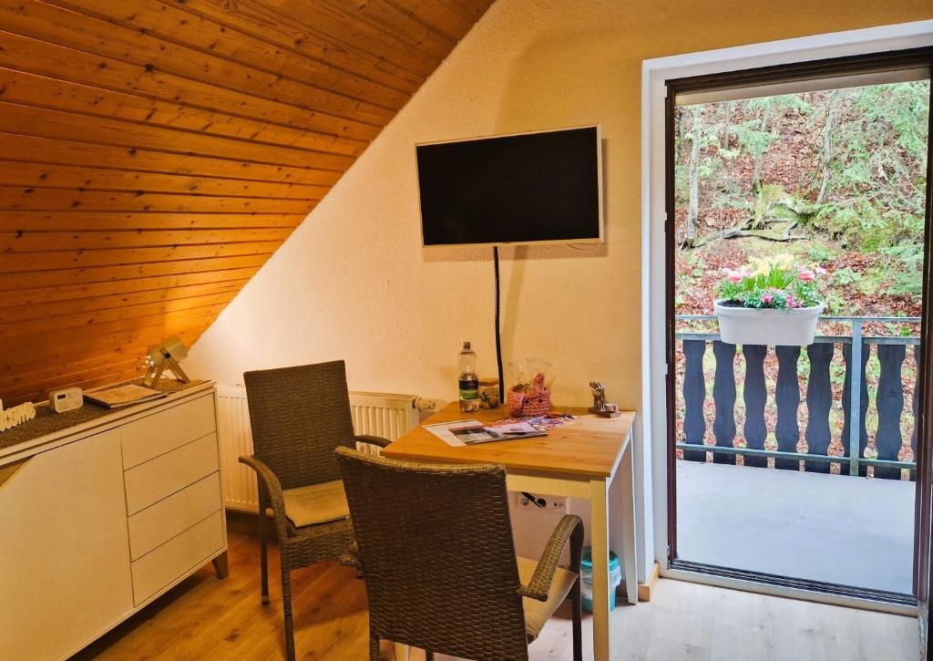 Ferienwohnung in Triberg am Waldrand - idyllisch, ruhig, erholsam - 带阳台的一室公寓