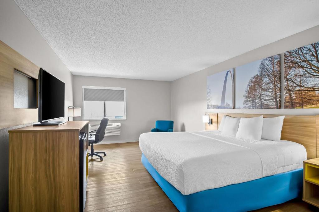 Days Inn by Wyndham Collinsville St Louis - King Room - Non-Smoking