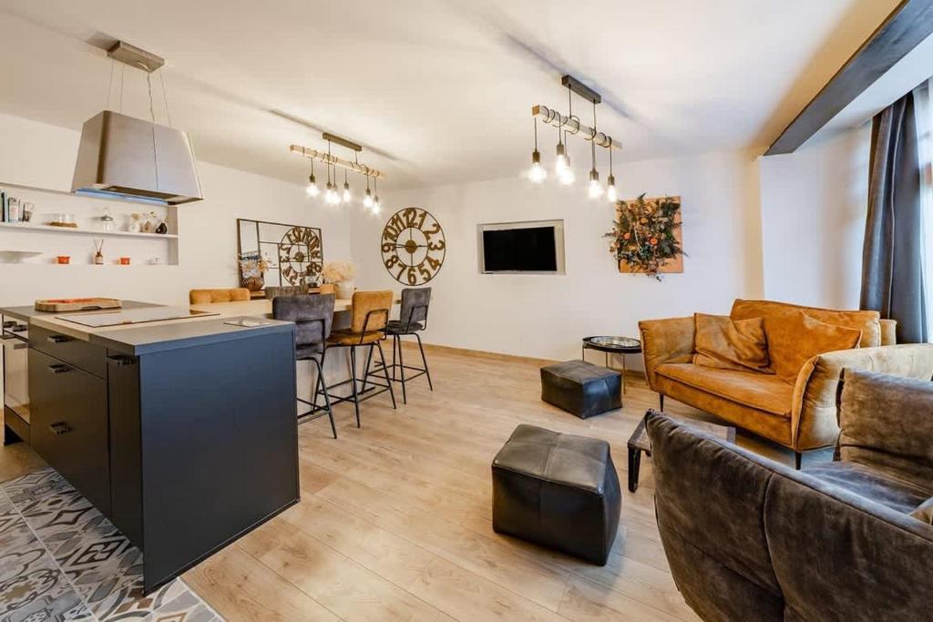 un salon avec des canapés, une cuisine et un salon dans l'établissement L'Atelier - Plage à 50m et Remparts à 500m, à Saint-Malo