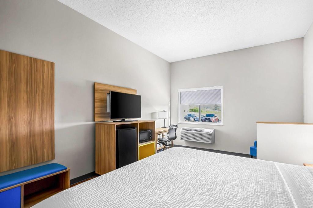 Days Inn by Wyndham Collinsville St Louis - Deluxe King Suite - Non-Smoking