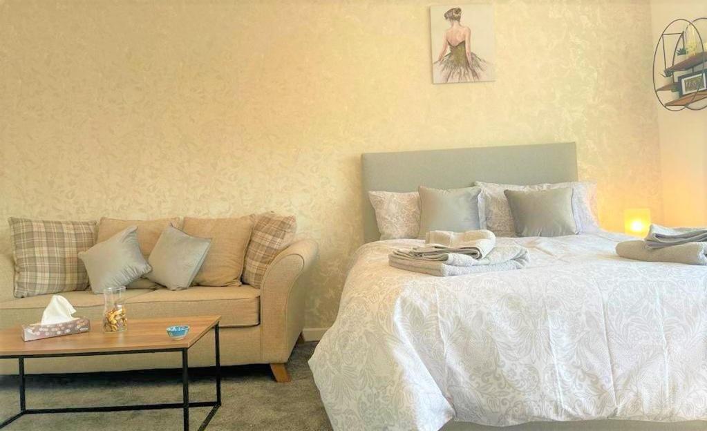 ein Wohnzimmer mit einem Bett und einer Couch in der Unterkunft Cosy, Stunning Studio, NEC - BHX in Birmingham