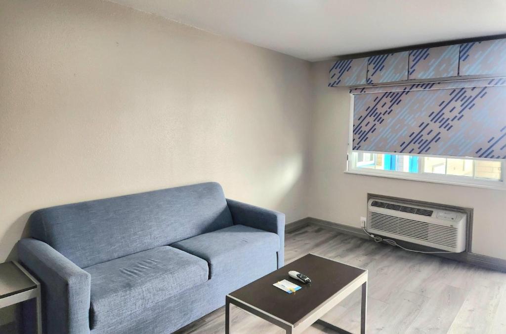 Posezení v ubytování Days Inn by Wyndham Baytown TX