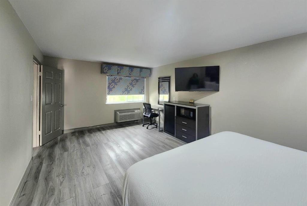 TV a/nebo společenská místnost v ubytování Days Inn by Wyndham Baytown TX