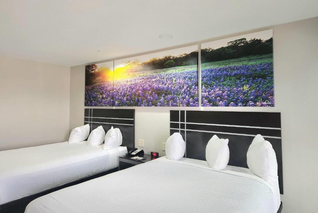 Postel nebo postele na pokoji v ubytování Days Inn by Wyndham Baytown TX