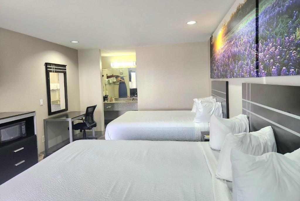 Postel nebo postele na pokoji v ubytování Days Inn by Wyndham Baytown TX