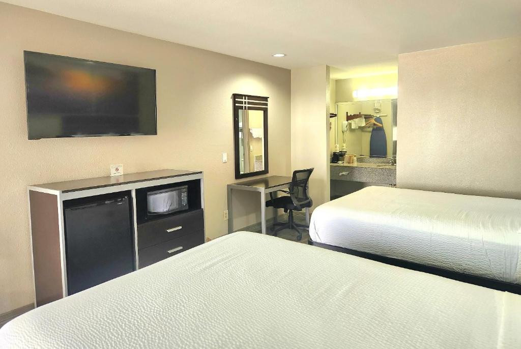 Postel nebo postele na pokoji v ubytování Days Inn by Wyndham Baytown TX