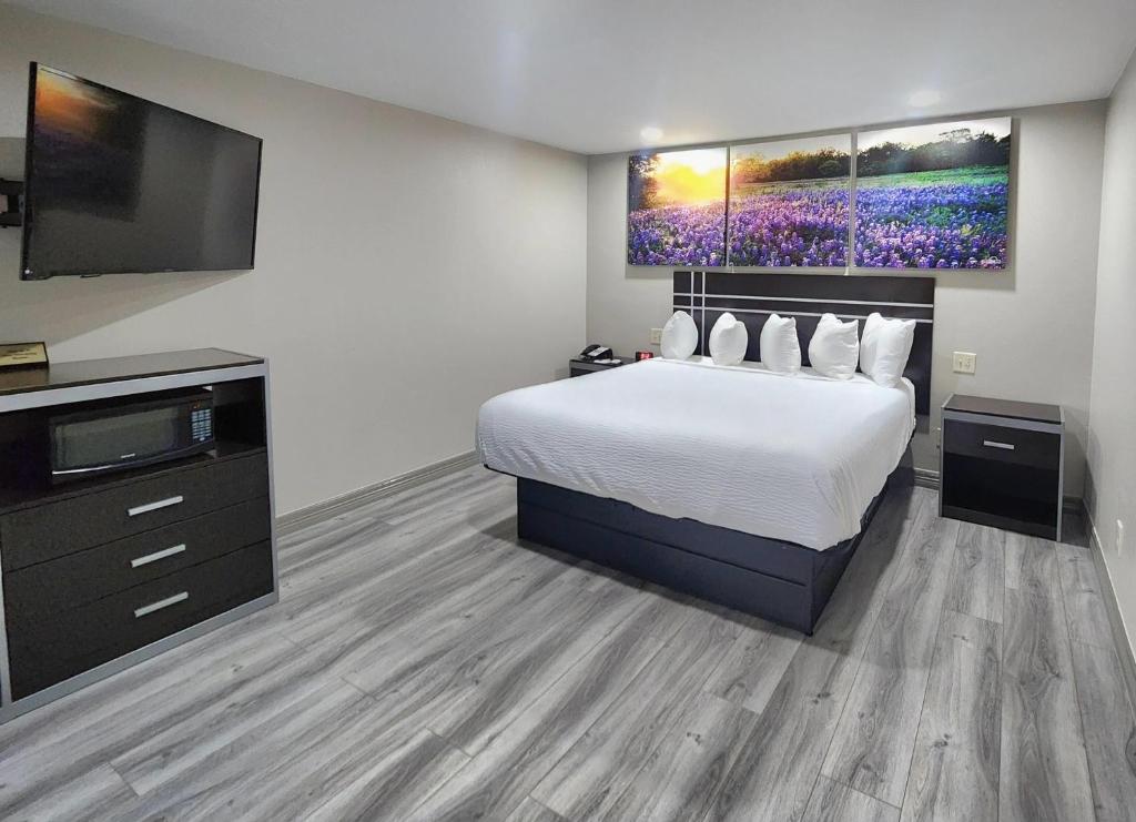 Postel nebo postele na pokoji v ubytování Days Inn by Wyndham Baytown TX