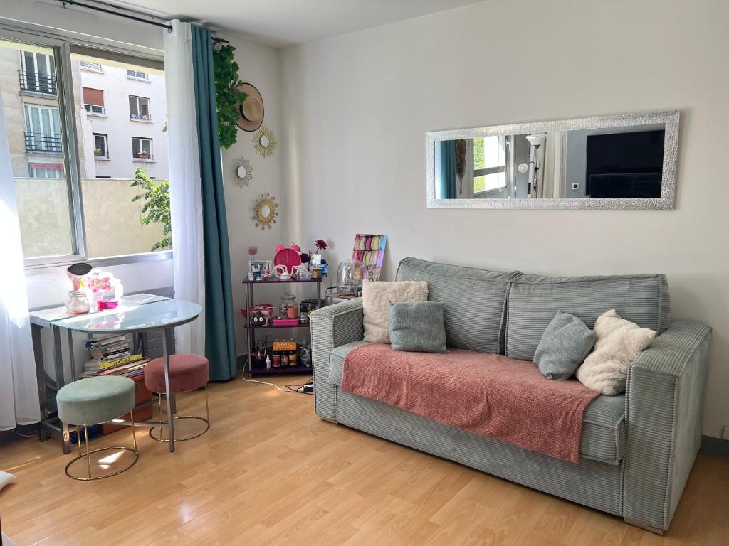 un salon avec un canapé et une table dans l'établissement Charmant Studio près des Champs Elysées, à Paris