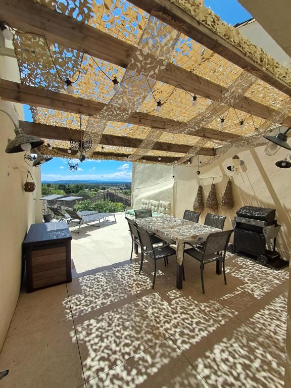 d'une salle à manger avec une table, des chaises et un plafond en verre. dans l'établissement Appartement climatisé avec terrasse et vue sur le Luberon, à Lagnes