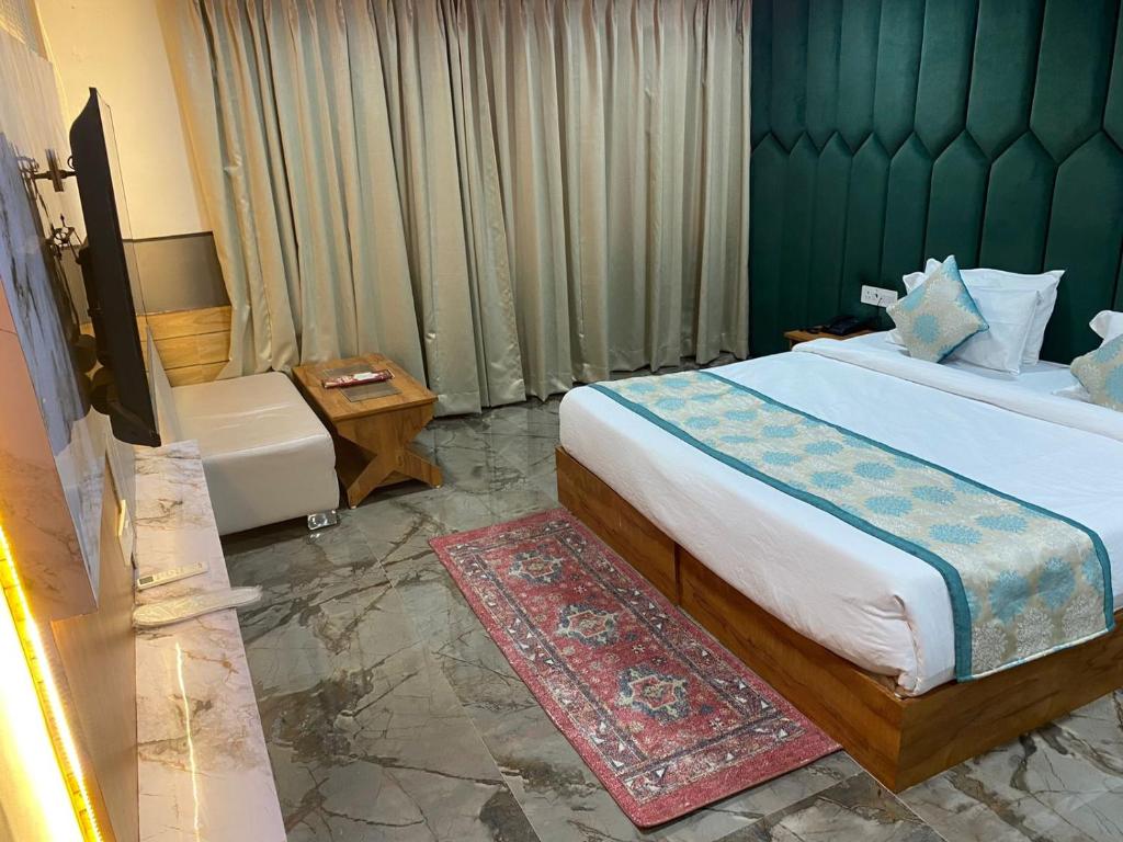 Postel nebo postele na pokoji v ubytování Rich Grand Hotel