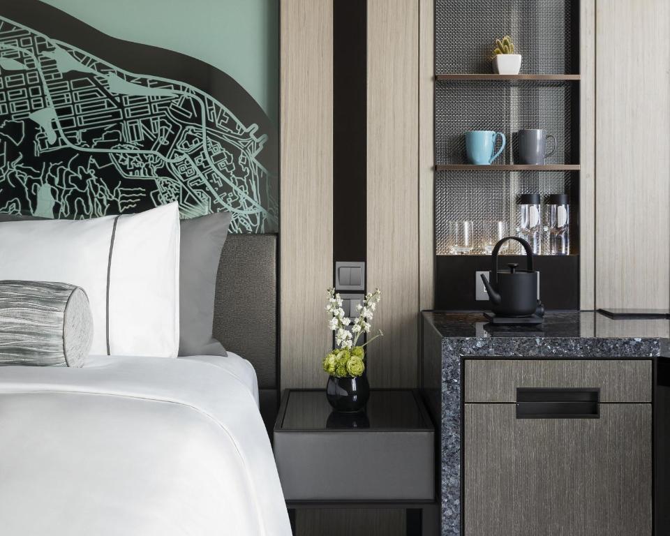 Hyatt Centric Victoria Harbour 객실 침대