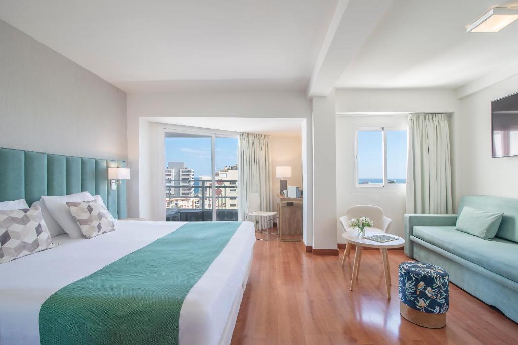 Una cama o camas en una habitación de Hotel Costa Málaga - Adults Recommended - by Pierre & Vacances