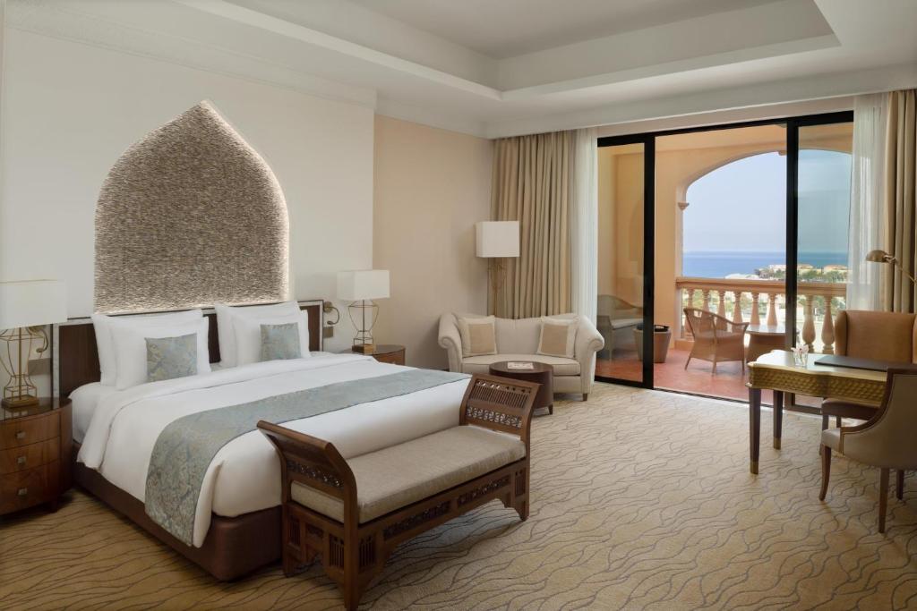 Postel nebo postele na pokoji v ubytování Marsa Malaz Kempinski, The Pearl