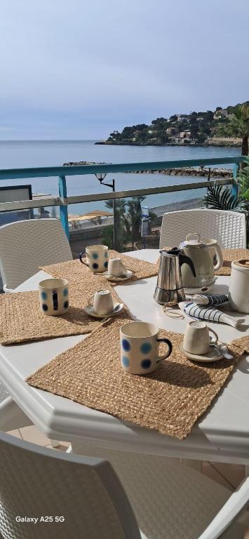 - une table blanche avec des tasses et des sachets de thé dans l'établissement Atelier Sonia, à Roquebrune-Cap-Martin