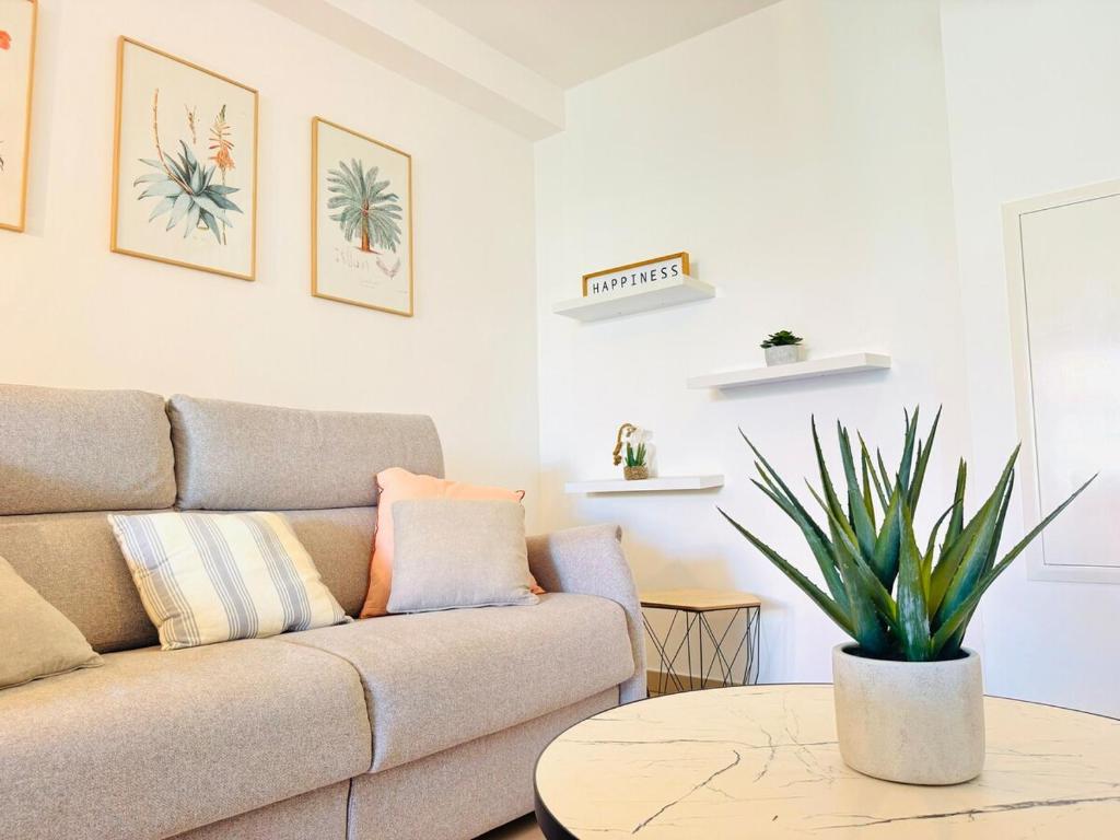 una sala de estar con un sofá y una mesa en Appartement l'étang Salé Les Bains, en Étang-Salé