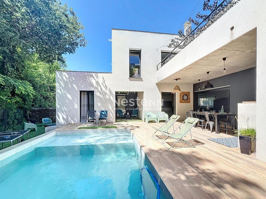 une piscine dans l'arrière-cour d'une maison dans l'établissement 3392-Magnifique villa avec piscine privative, à Baho