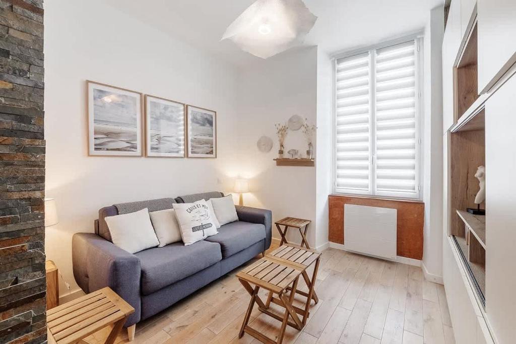un salon avec un canapé et une table dans l'établissement Tassigny - Charmant appartement/ terrasse - Port, à Vannes