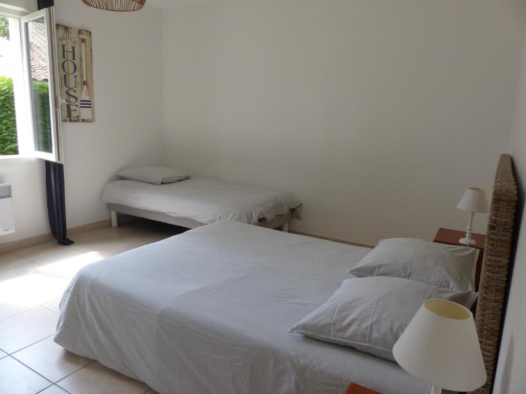 Posteľ alebo postele v izbe v ubytovaní VILLA AU COEUR DE RONCE LES BAINS 200 mètres de la plage