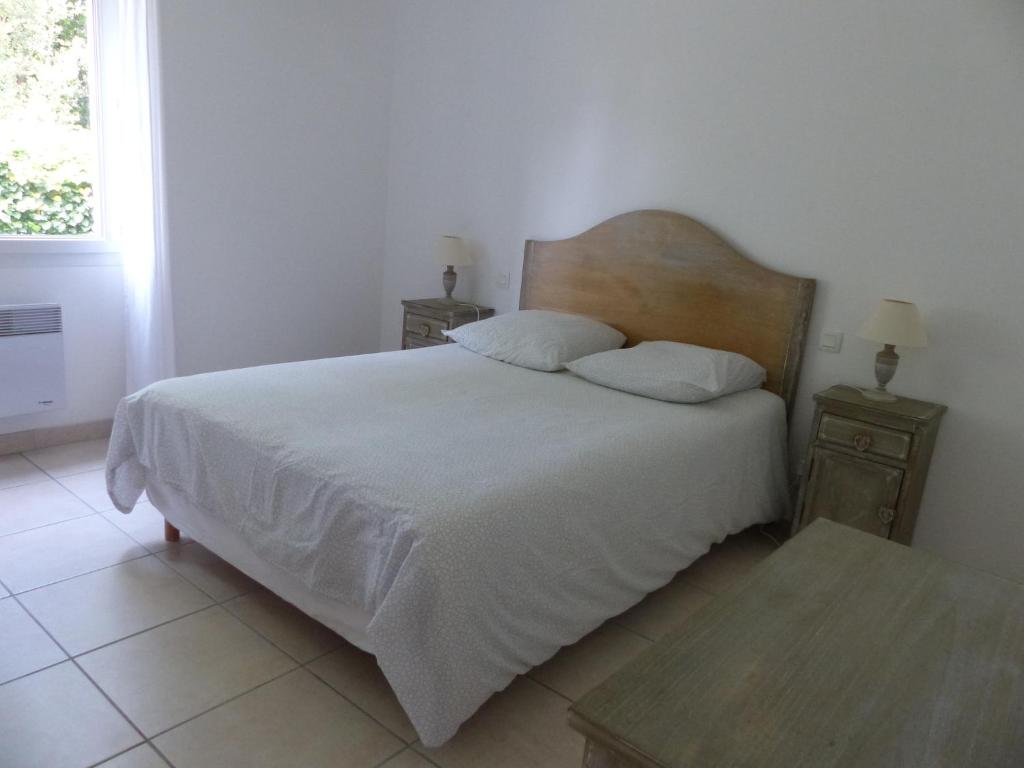 Posteľ alebo postele v izbe v ubytovaní VILLA AU COEUR DE RONCE LES BAINS 200 mètres de la plage