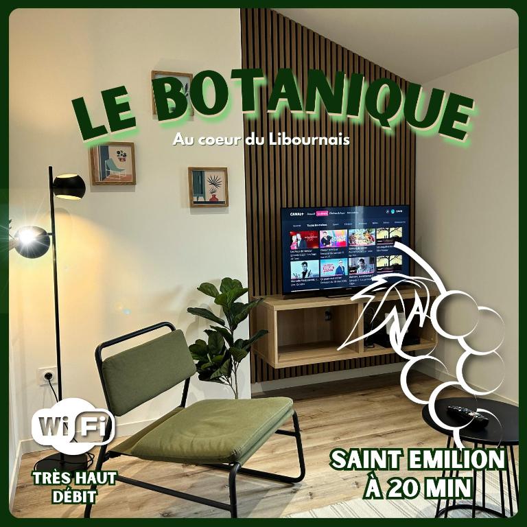un salon avec une télévision et une chaise dans l'établissement Le Botanique, à Saint-Médard-de-Guizières