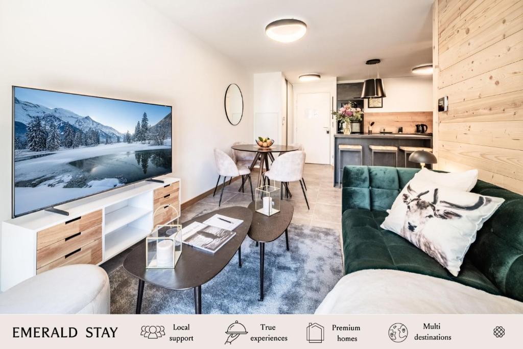 un soggiorno con un divano verde e una TV di Apartment Omas Les Houches - by EMERALD STAY a Les Houches