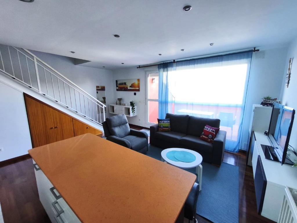 A seating area at Dúplex Surf junto a la playa