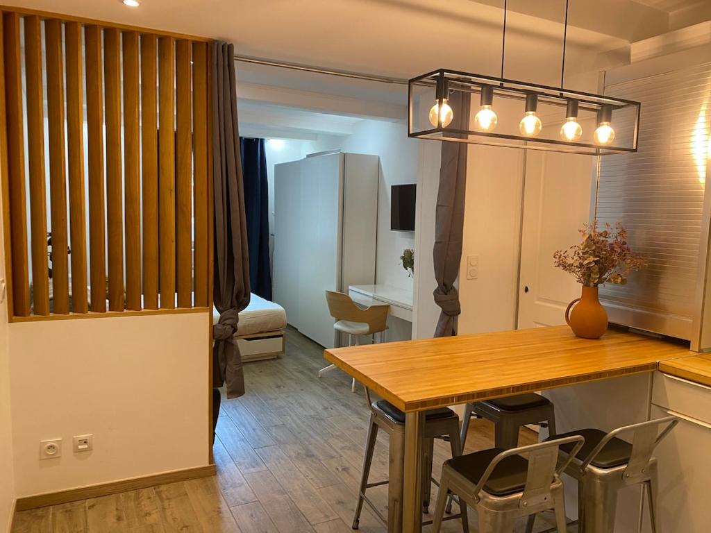 une cuisine et une salle à manger avec une table et des chaises dans l'établissement Le Sainte Claire - City Center, à Annecy