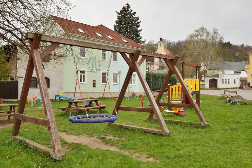 Herní místnost nebo prostor pro děti v ubytování Penzion U Smrku Luleč