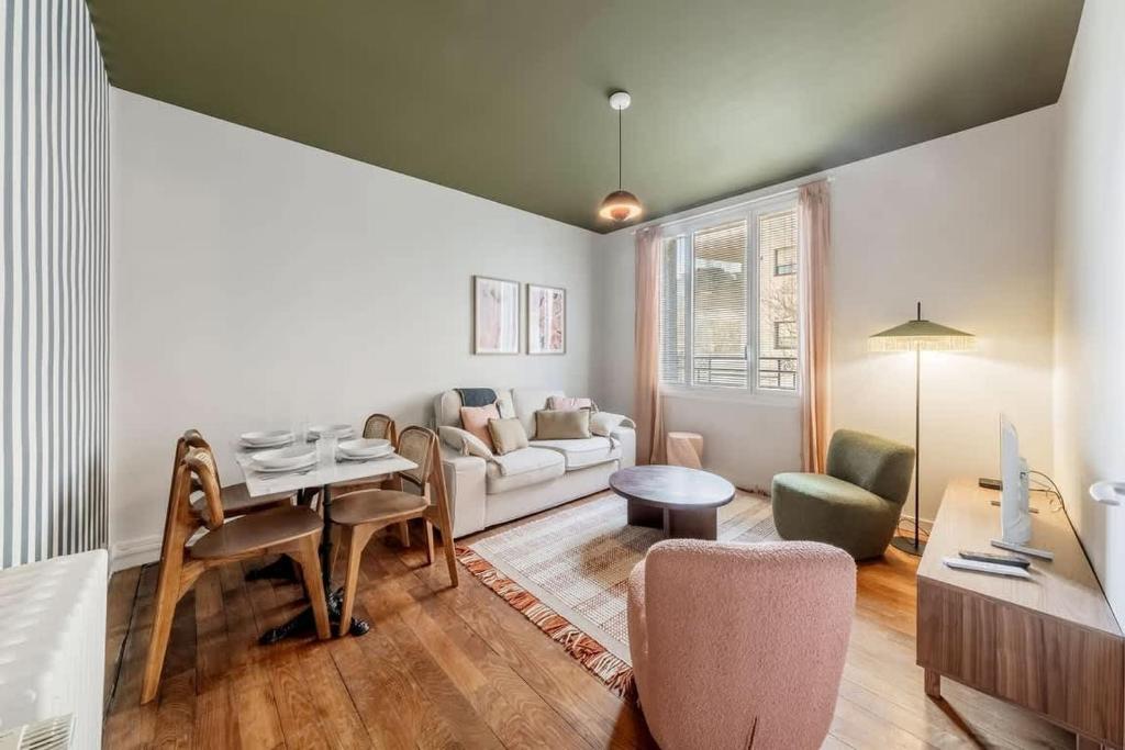 un salon avec un canapé et une table dans l'établissement Belle époque - Proche mail - Parking - 4 pers, à Rennes