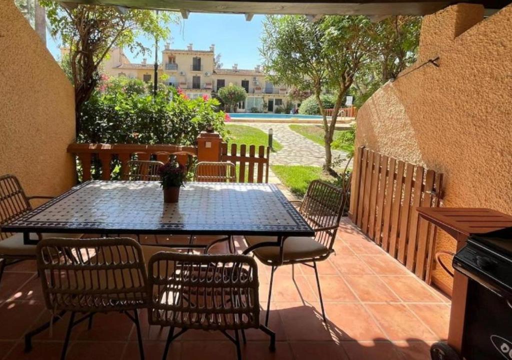 Charming house with pool, not far from beaches, mountain and city