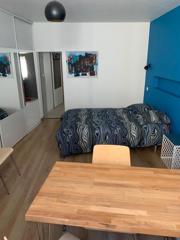 un salon avec un canapé et une table dans l'établissement Maison Ulysse, à La Celle-sous-Gouzon