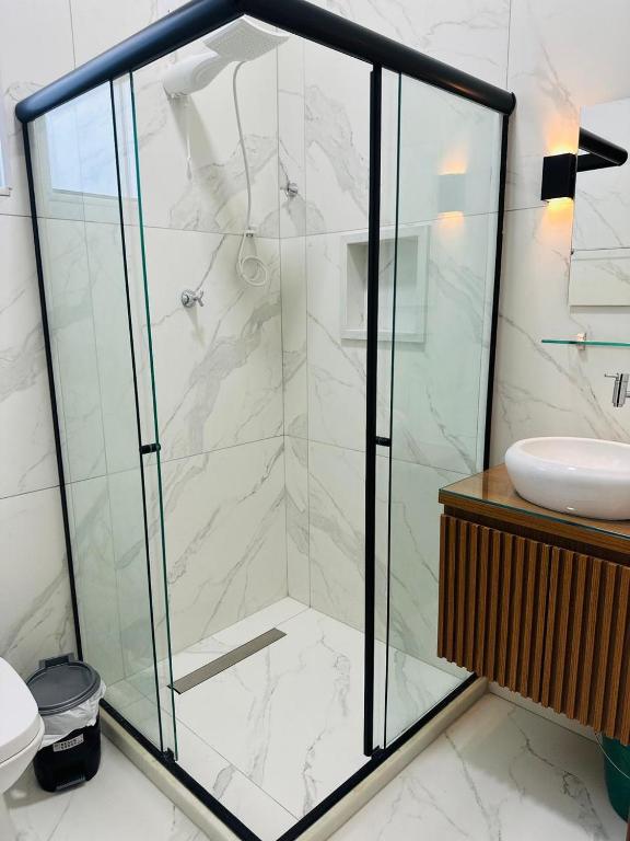 a shower with a glass door in a bathroom at Casa Cordelia Mangaratiba Centro in Mangaratiba