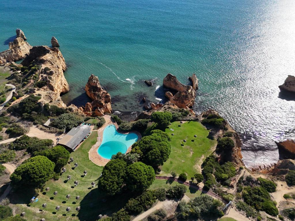 una vista aerea di un'isola rocciosa nell'oceano di Prainha Loft Apartment ad Alvor