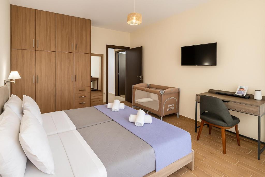 sypialnia z łóżkiem, biurkiem i komputerem w obiekcie Harma Villa with Private Pool w mieście Roúpai