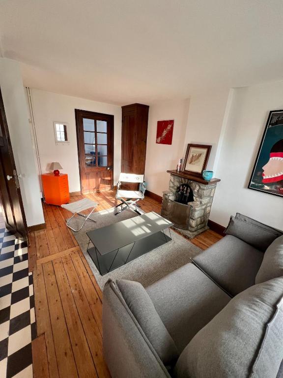 un salon avec un canapé et une cheminée dans l'établissement Spacious beachfront house - Wimereux center, à Wimereux