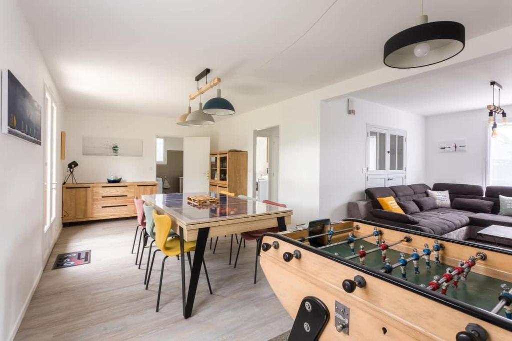 un salon avec une table de ping-pong dans l'établissement Le DÉRIVEUR - Maison familiale rénovée 3 chambres - Jardin et terrasse, à Saint-Lunaire