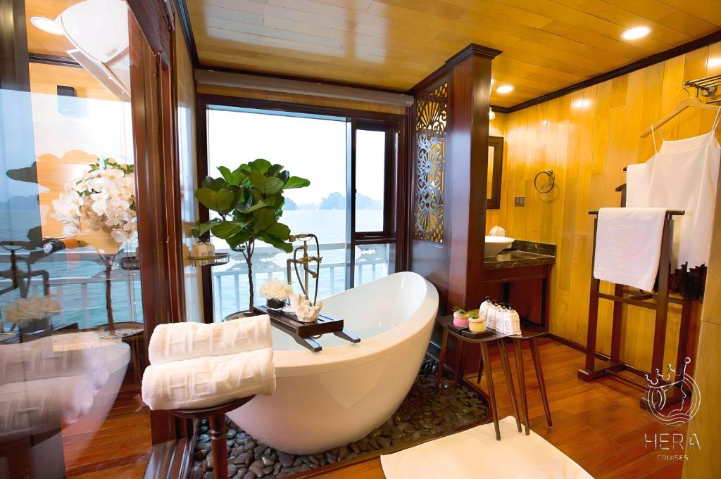 Hera Grand Luxury Cruise - 13