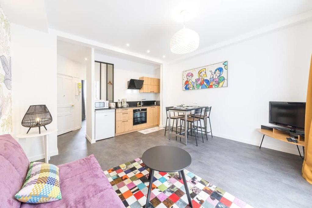 Kuchyňa alebo kuchynka v ubytovaní L'échappée - Bel appartement rénové et proche Gare