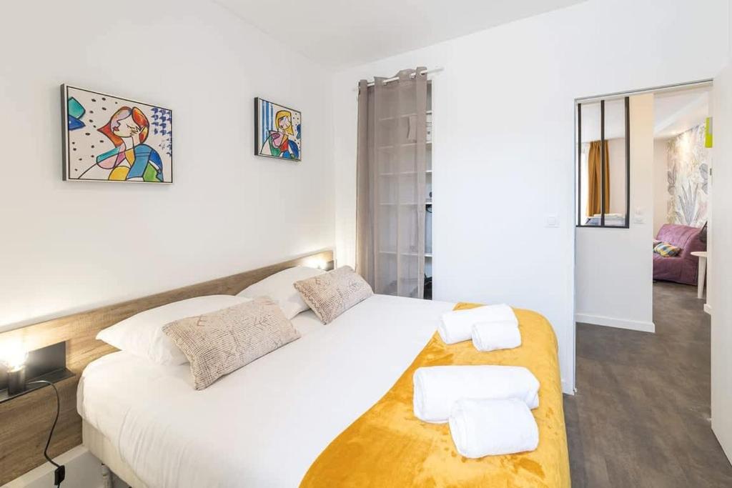 Posteľ alebo postele v izbe v ubytovaní L'échappée - Bel appartement rénové et proche Gare