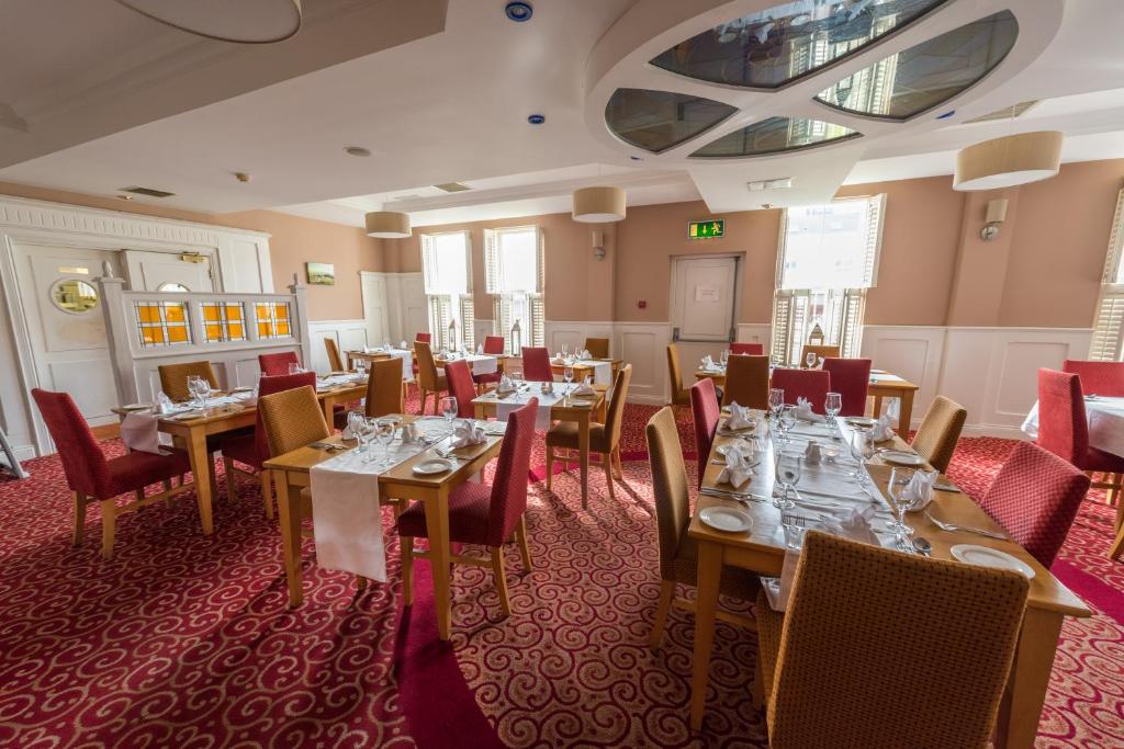 Restaurace v ubytování Downings Bay Hotel