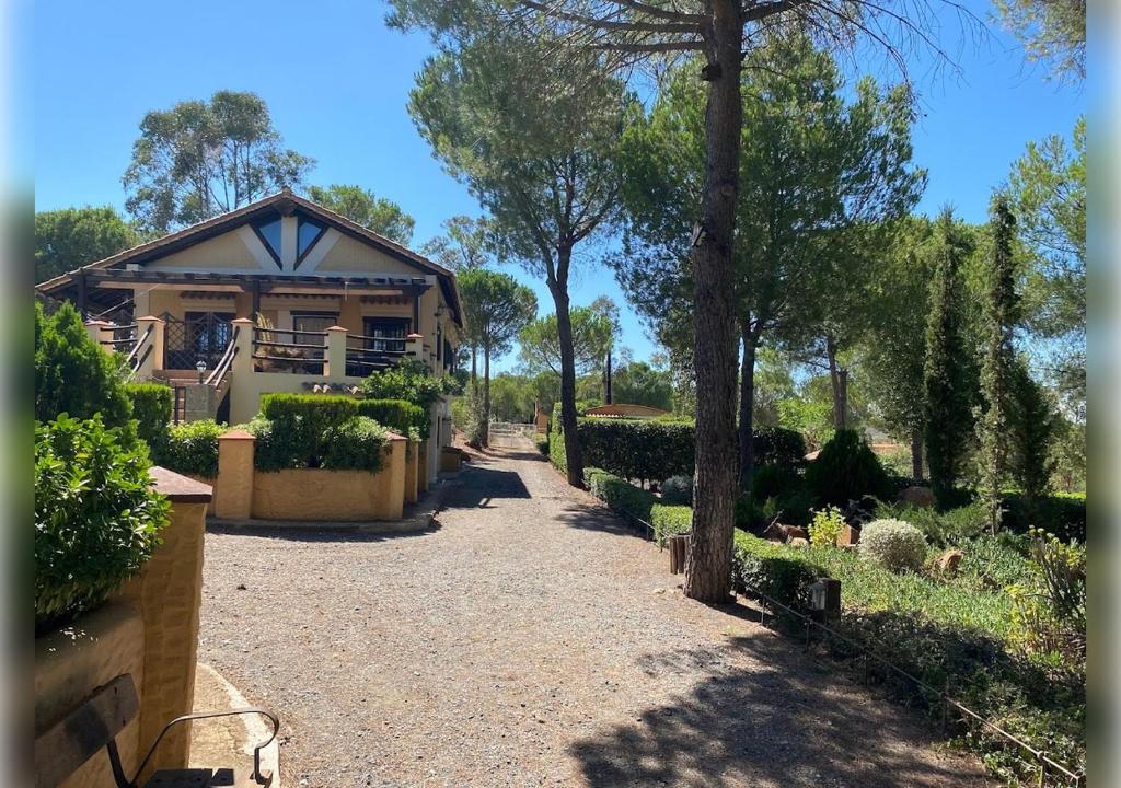 a house with a pathway in front of a building at EL PUEBLO III -venga al pueblo- in Calañas