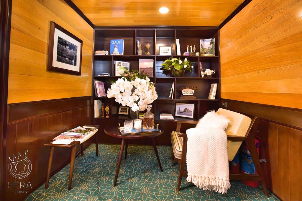 Hera Grand Luxury Cruise - 18