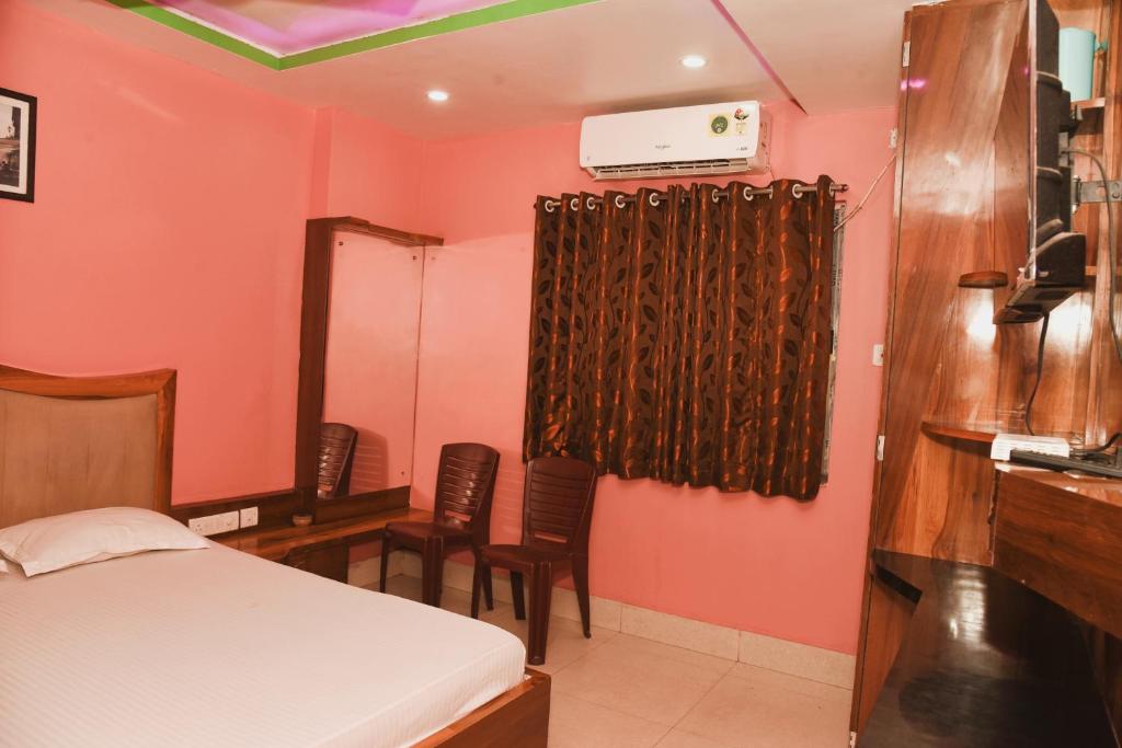 Postel nebo postele na pokoji v ubytování Roxy Hotel - Near New Digha Beach