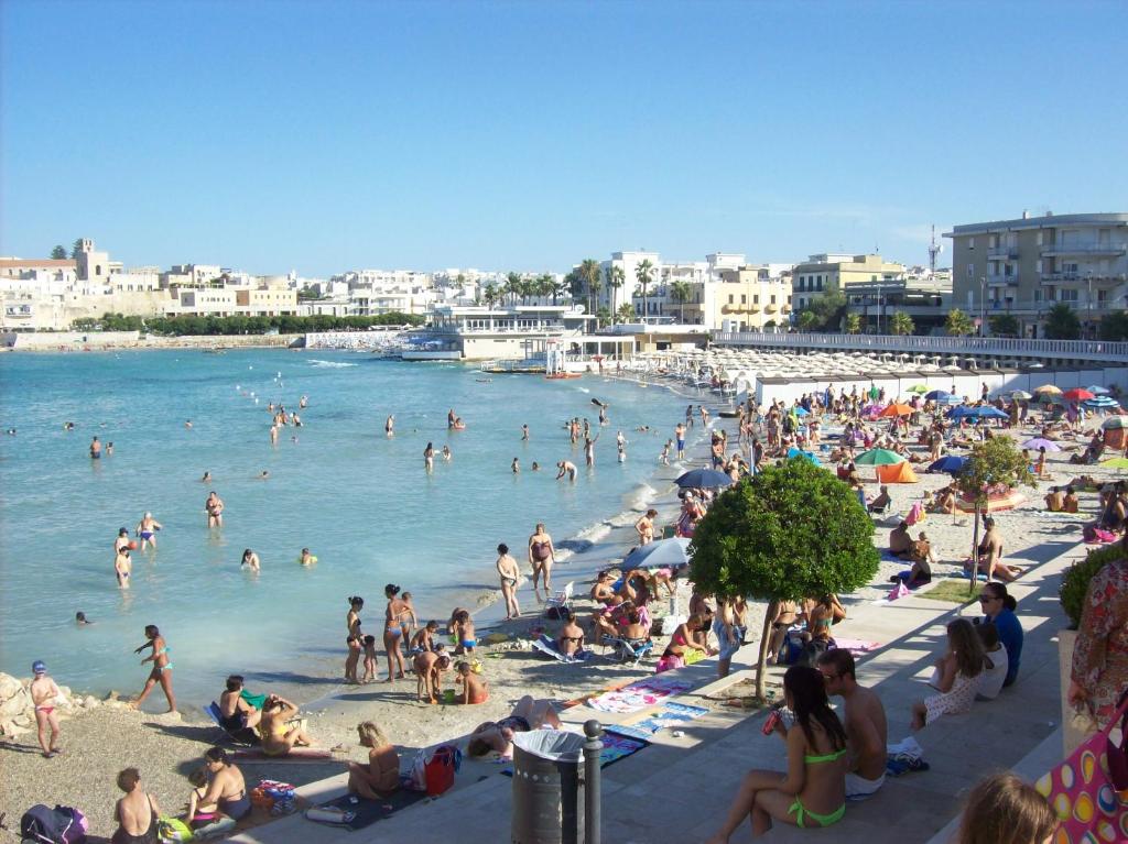 a crowd of people on a beach in the water at Otranto Le Sancinare in Casamassella