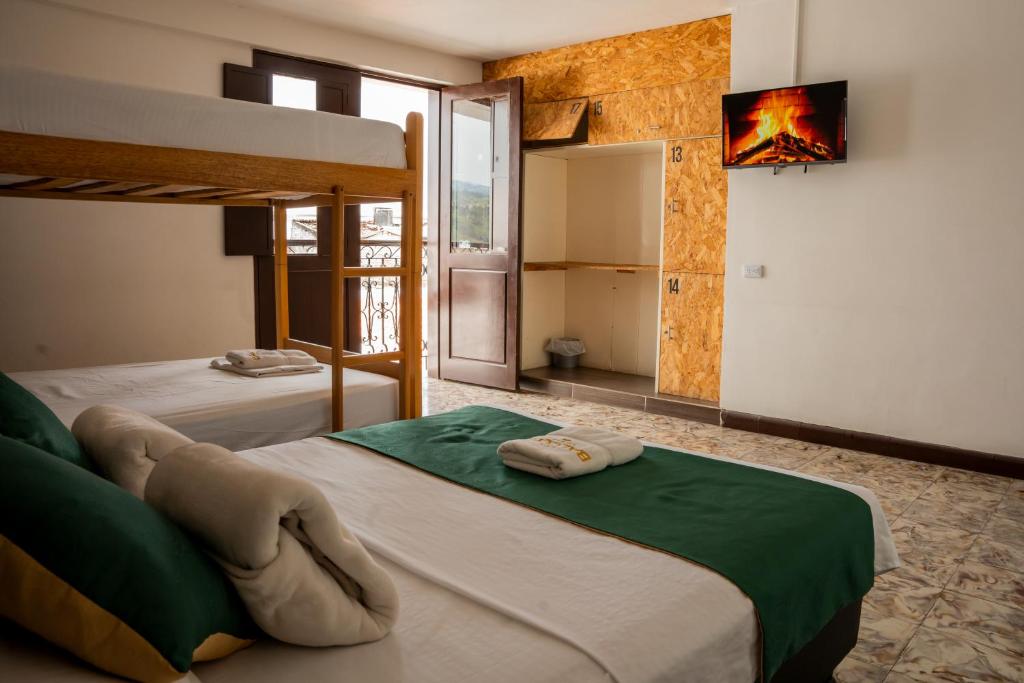 Voodi või voodid majutusasutuse Les Balcons Hostel toas