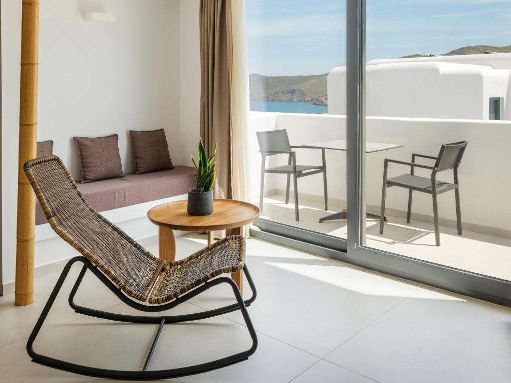 Area soggiorno di Ftelia Bay Boutique Hotel