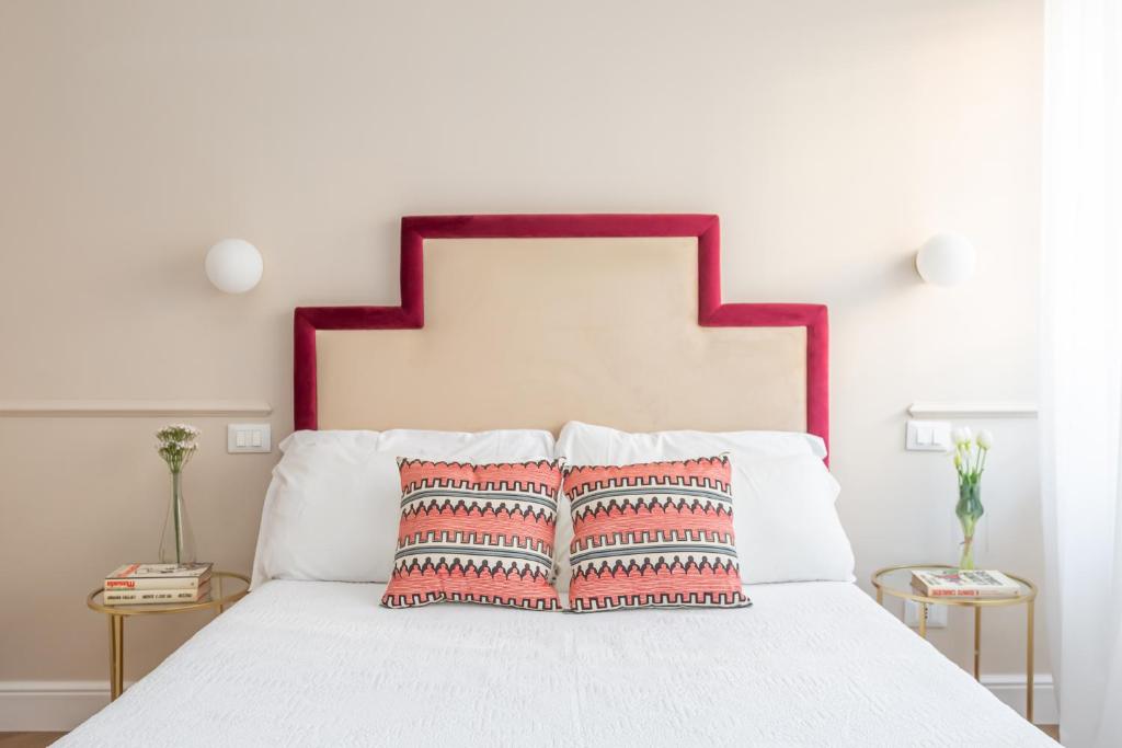 A bed or beds in a room at Rome Central Inn