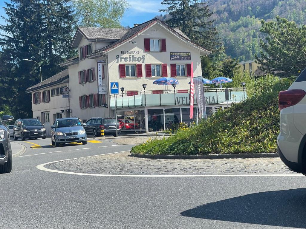 Nespecifikovaný výhled na hory nebo výhled na hory při pohledu z motelu