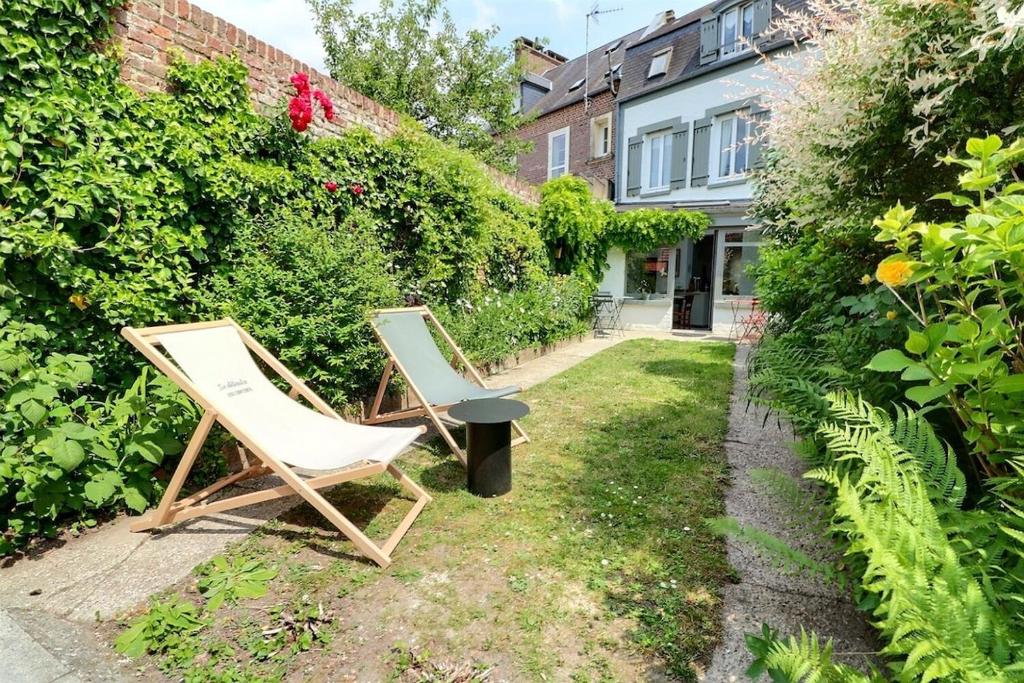 2 chaises assises dans la cour d'une maison dans l'établissement L'endroit Valéricain, jardin, calme, centre, à Saint-Valery-sur-Somme
