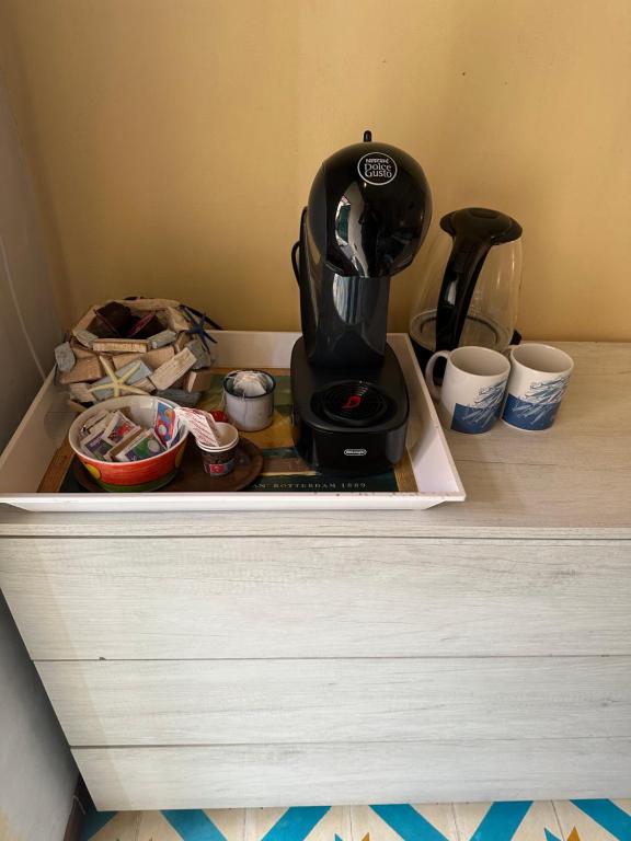 Příslušenství pro přípravu čaje a kávy v ubytování Affittacamere l'Acciuga